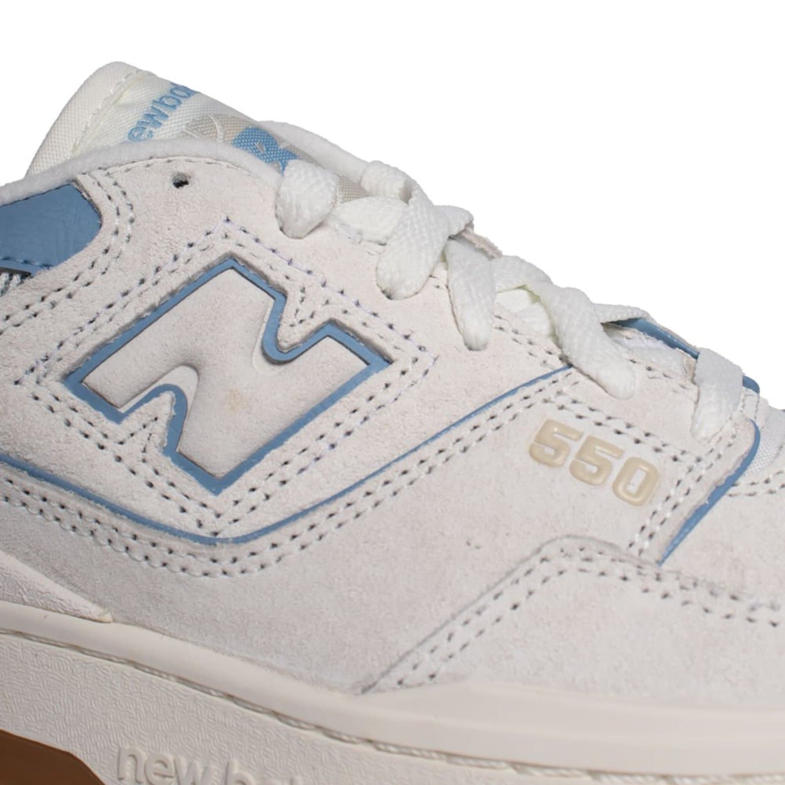 Tênis New Balance 550 feminino branco azul marinho com logo N e 550.
