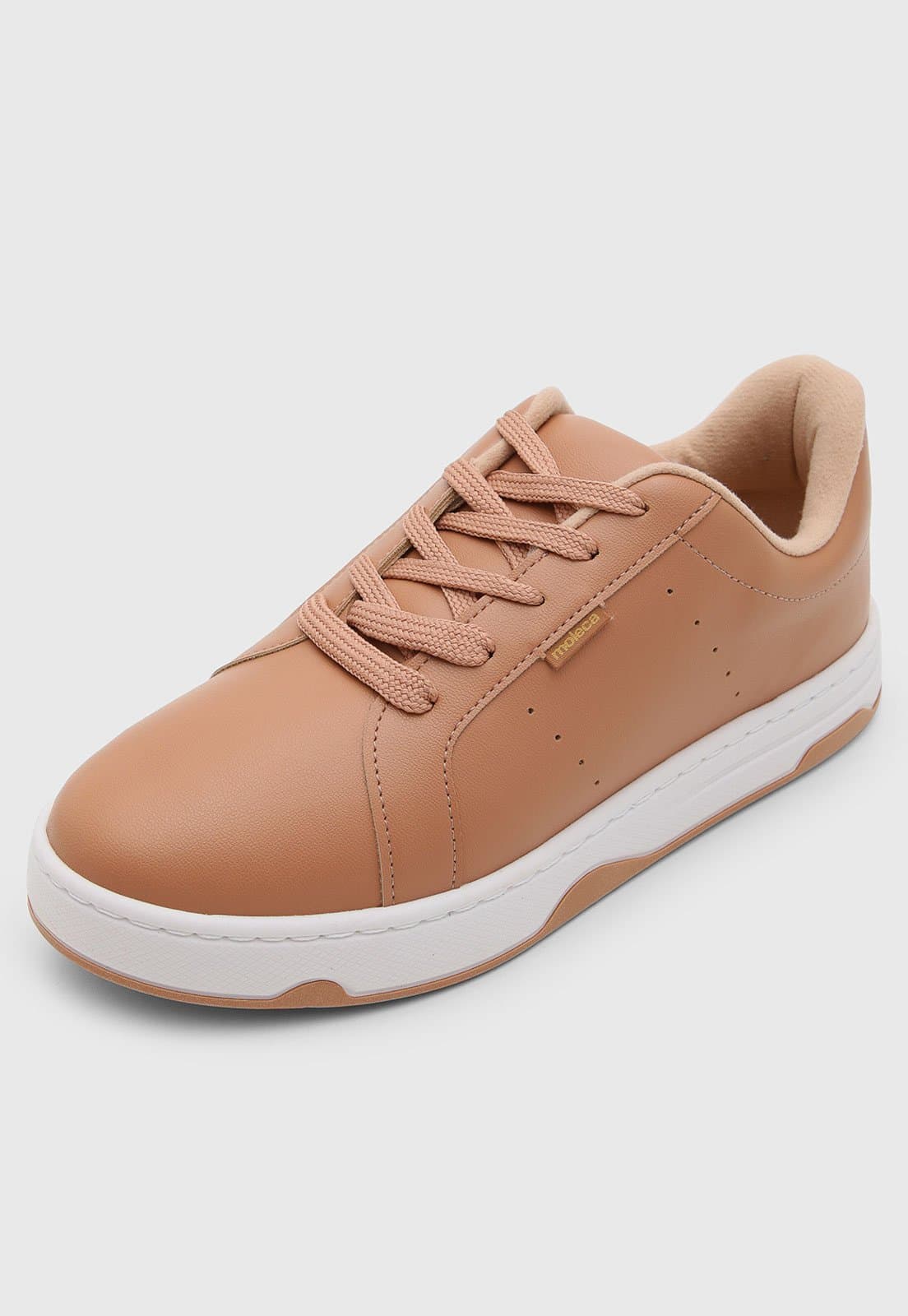 Detalhe do tênis Moleca feminino casual em couro sintético nude com cadarço e sola branca.