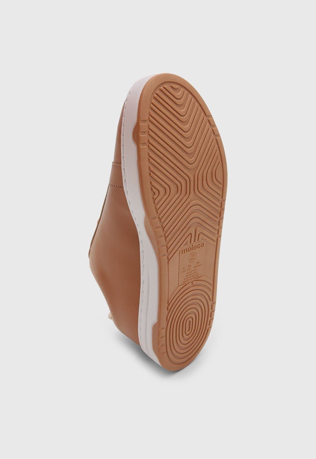 Sola do tênis Moleca feminino casual em couro sintético nude com cadarço e sola branca.
