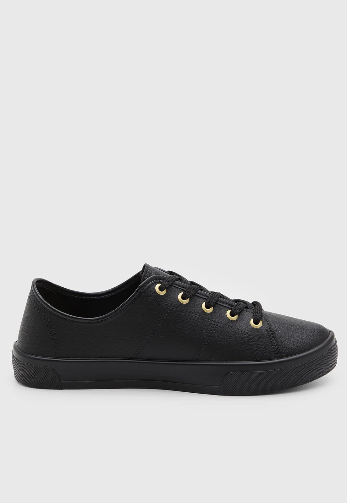 Tênis feminino casual preto com detalhe em couro marrom no calcanhar