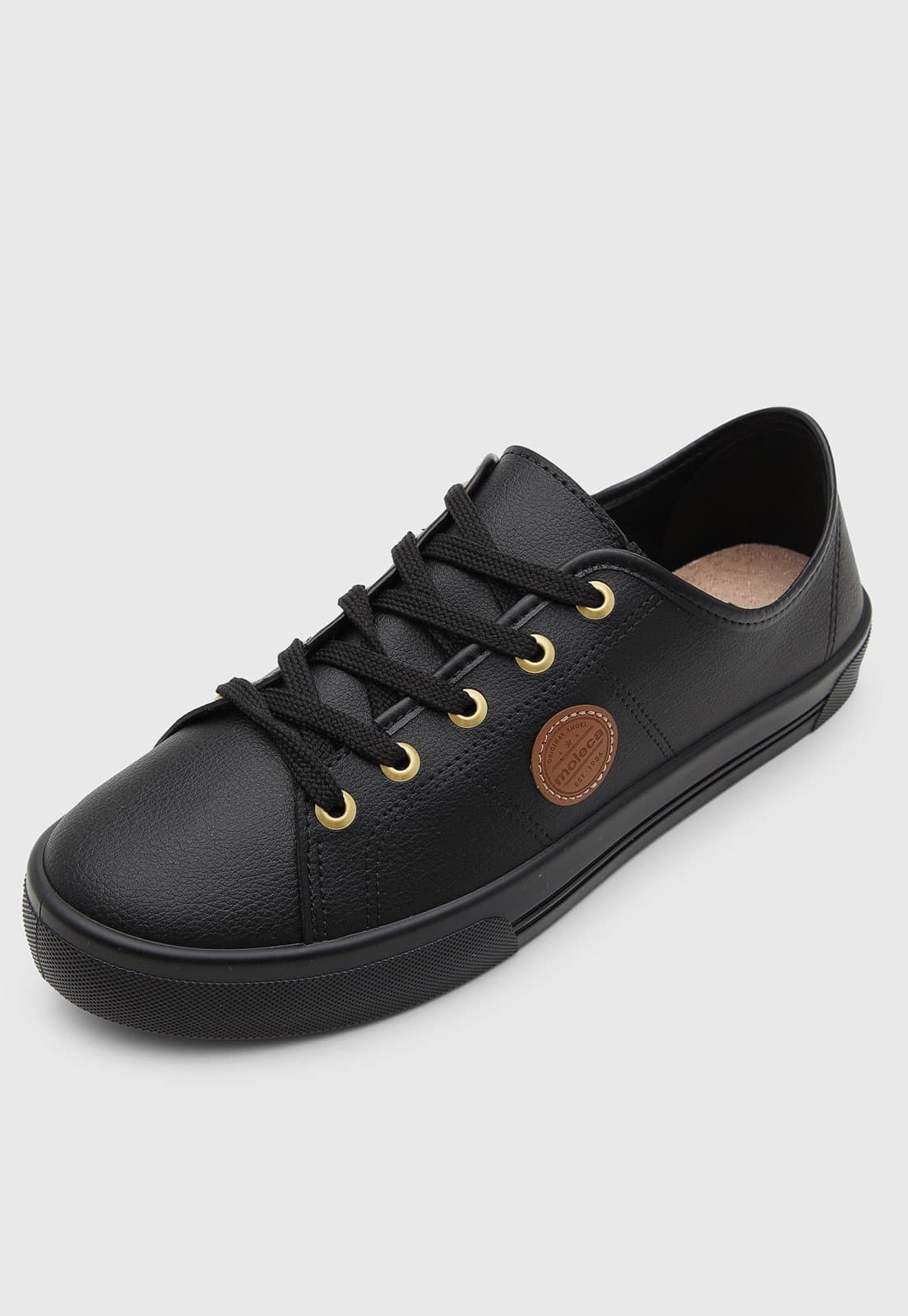 Tênis feminino casual Moleca preto com detalhes dourados e logo na lateral.
