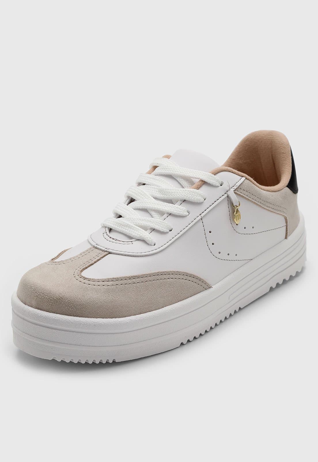 Tênis Moleca feminino casual branco e bege com solado emborrachado.