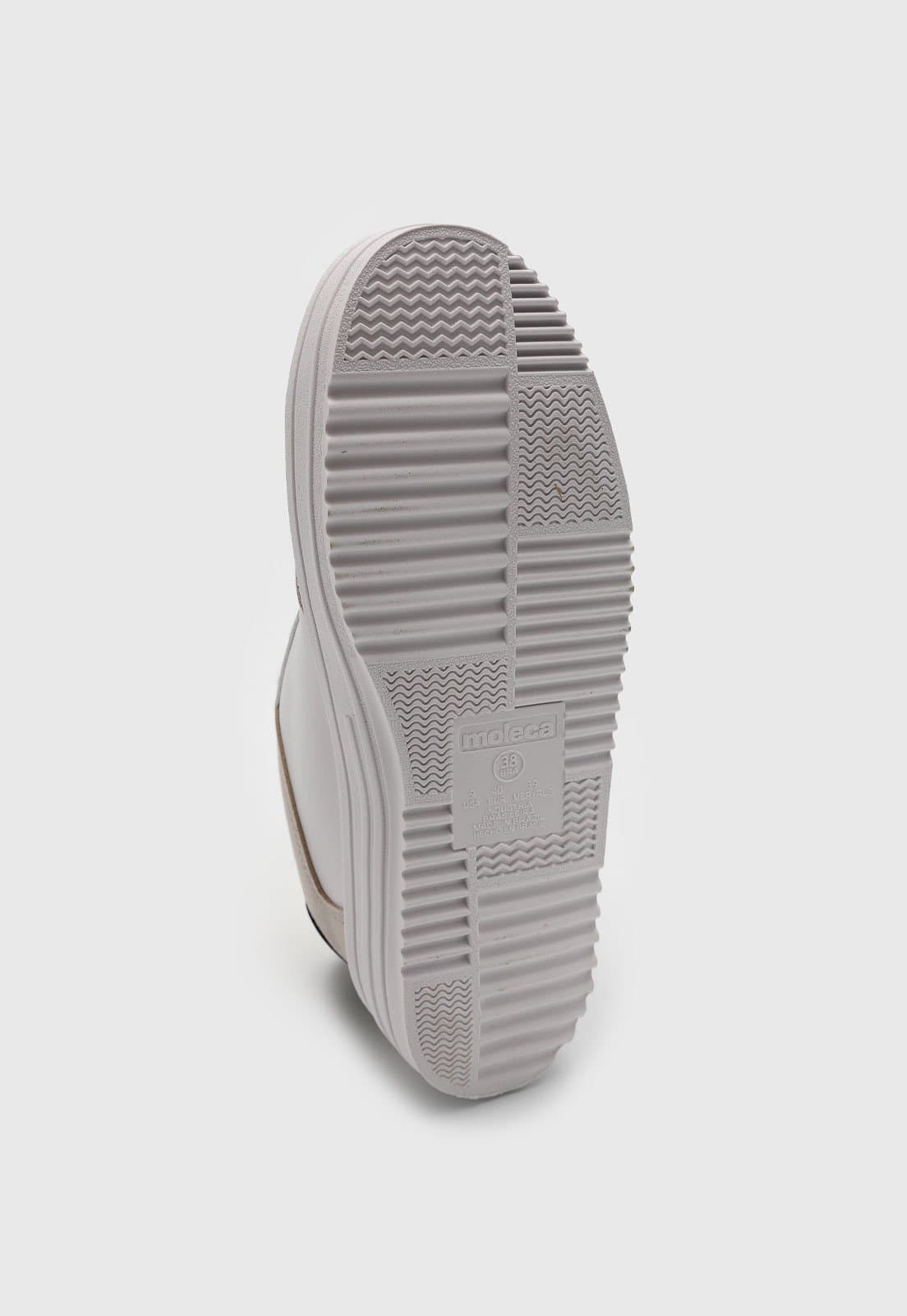 Detalhe da sola do tênis Moleca feminino casual branco e bege.