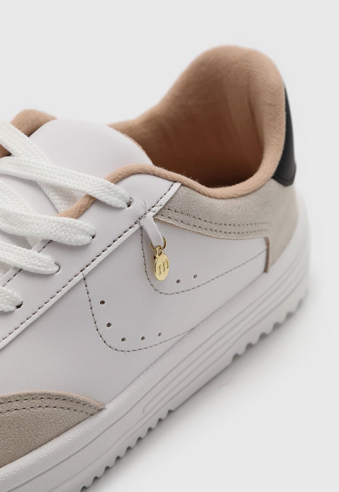 Detalhe do cadarço e zíper do tênis Moleca feminino casual branco e bege.