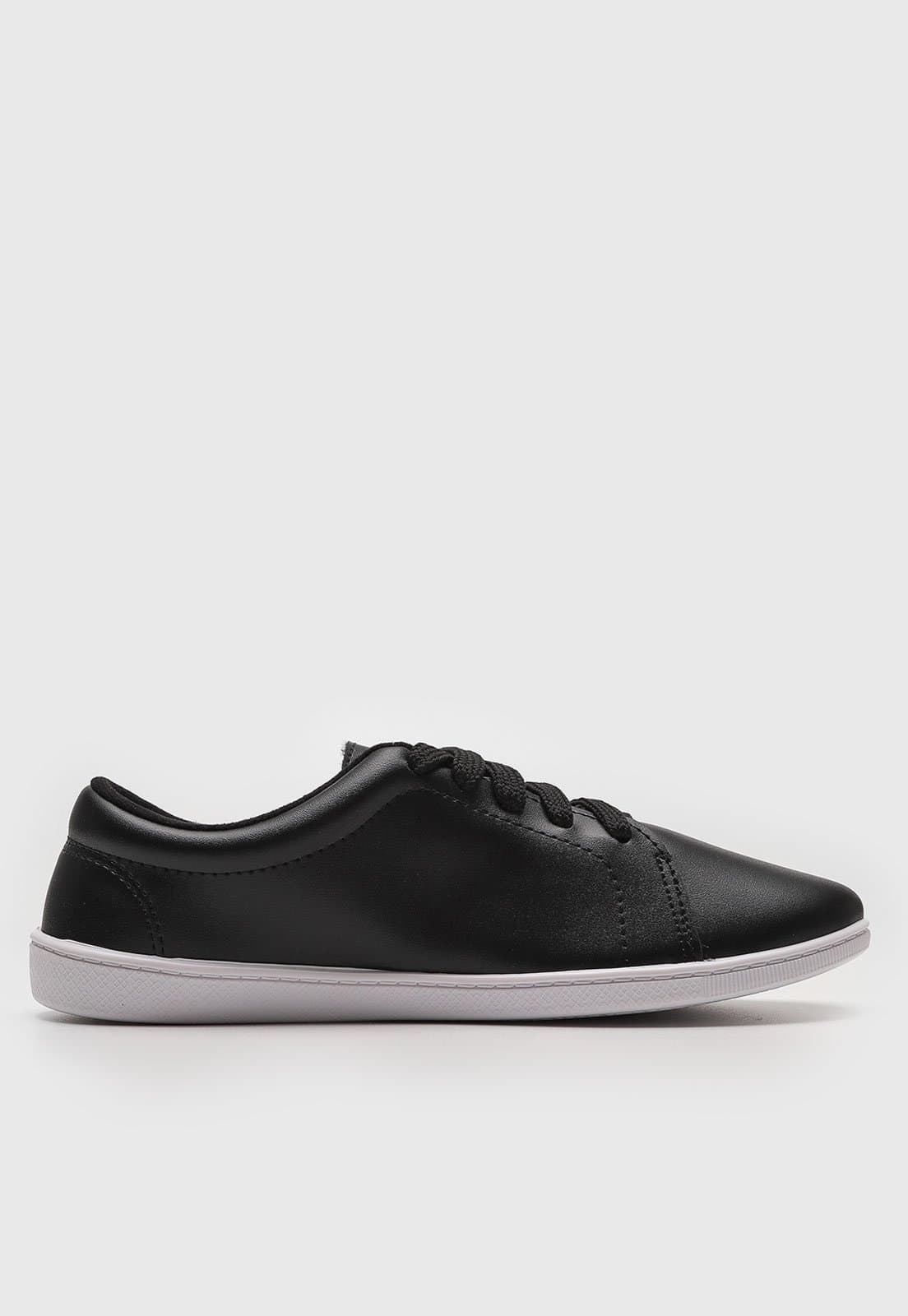 Tênis casual preto com ponta arredondada
