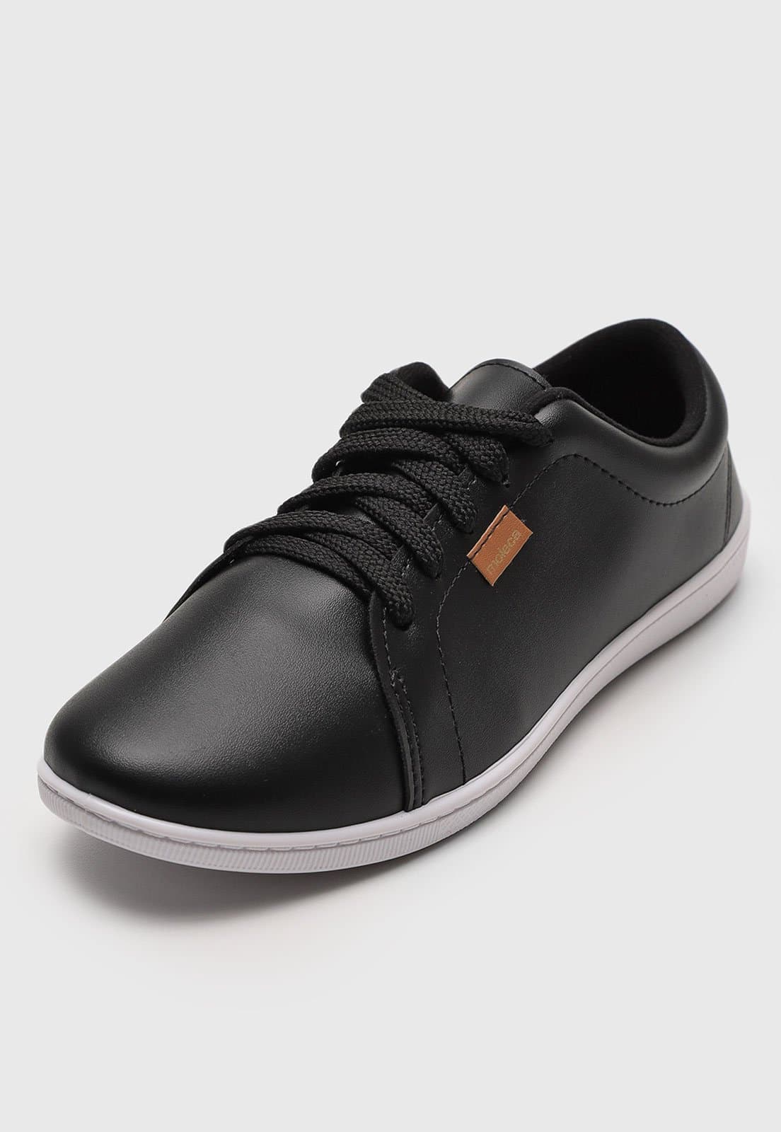 Detalhe do tênis Moleca Casual preto com etiqueta na lateral e solado branco.