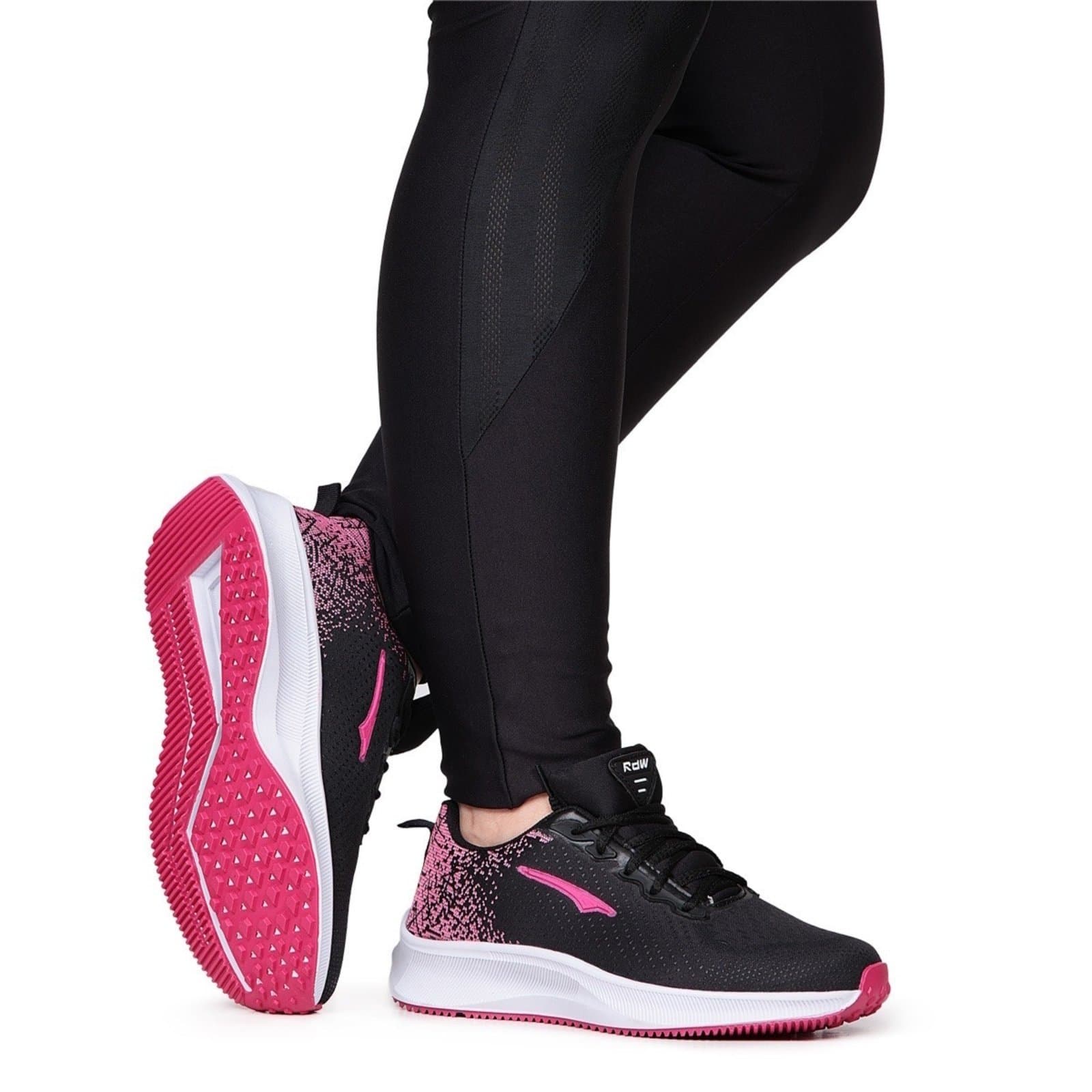 Tênis esportivo feminino Bia Ramos RDW Flash, preto e rosa, com sola rosa e branco.
