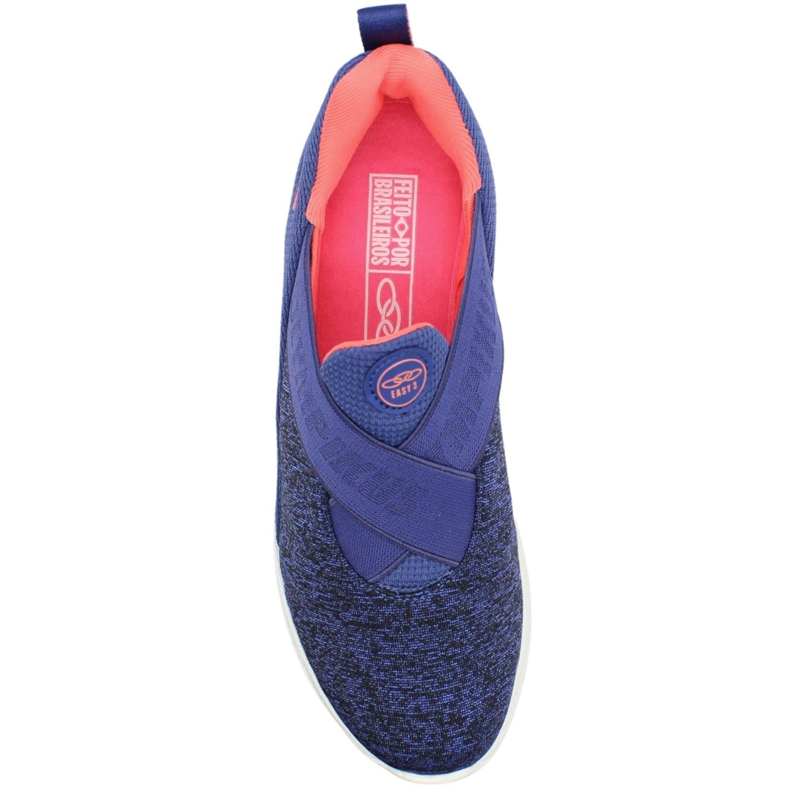 Detalhe do tênis Olympikus Easy 3 Slip On azul, com interior rosa e etiqueta branca.