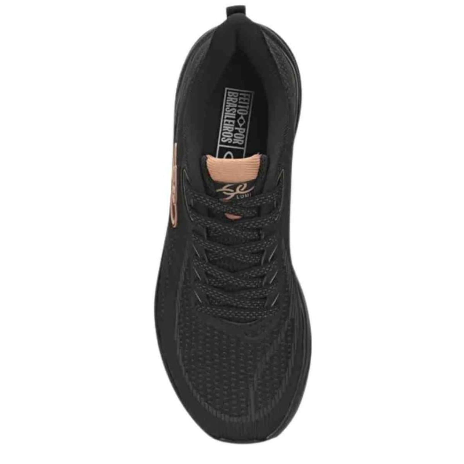 Detalhe do tênis Olympikus Lumi feminino preto com rosa, mostrando o logo.